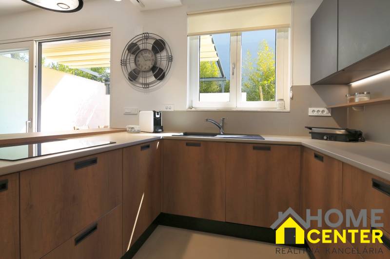 NA PREDAJ moderná vila /251 m²/ v atraktívnej lokalite, ostrov Krk - Kuchyňa vo Vile s veľkým oknom, drevené skrinky a podlaha s dreveným dekorom.