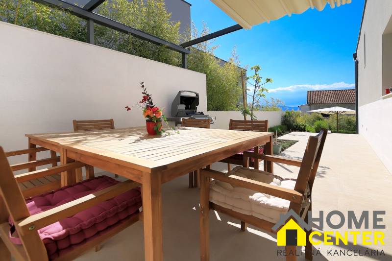 NA PREDAJ moderná vila /251 m²/ v atraktívnej lokalite, ostrov Krk - Terasa vily v Bale s dreveným nábytkom, grilom a kvetmi, výhľad na krajinu.