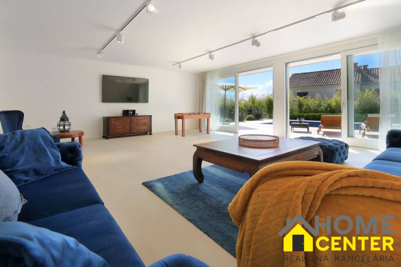 NA PREDAJ moderná vila /251 m²/ v atraktívnej lokalite, ostrov Krk - Obývacia izba vo vile s tmavomodrým nábytkom, TV a veľkými oknami.
