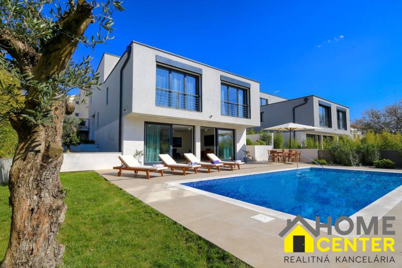 NA PREDAJ moderná vila /251 m²/ v atraktívnej lokalite, ostrov Krk - Vila v Bale s bazénom, ležadlami a záhradou na relaxovanie.