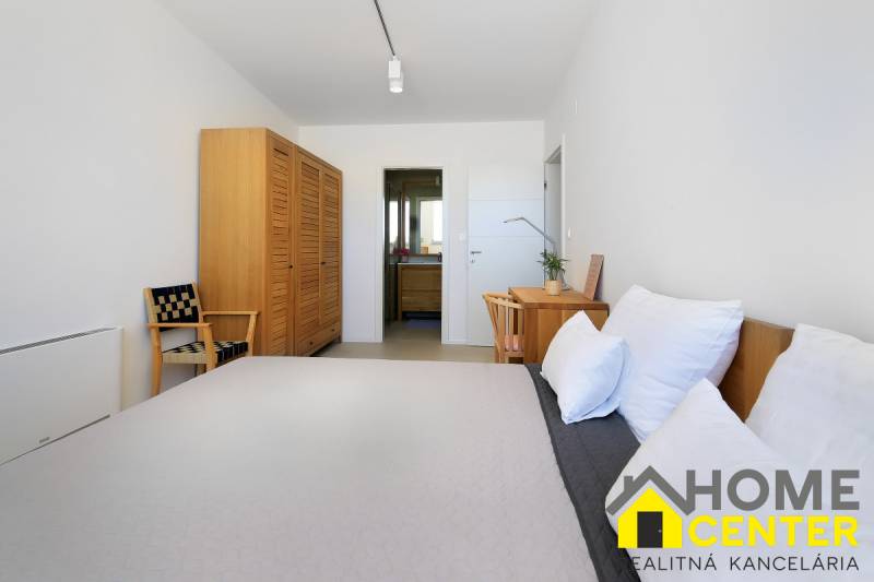 NA PREDAJ moderná vila /251 m²/ v atraktívnej lokalite, ostrov Krk - Spálňa vo Vile s dreveným nábytkom, stolom, stoličkou a výhľadom do kúpeľne.