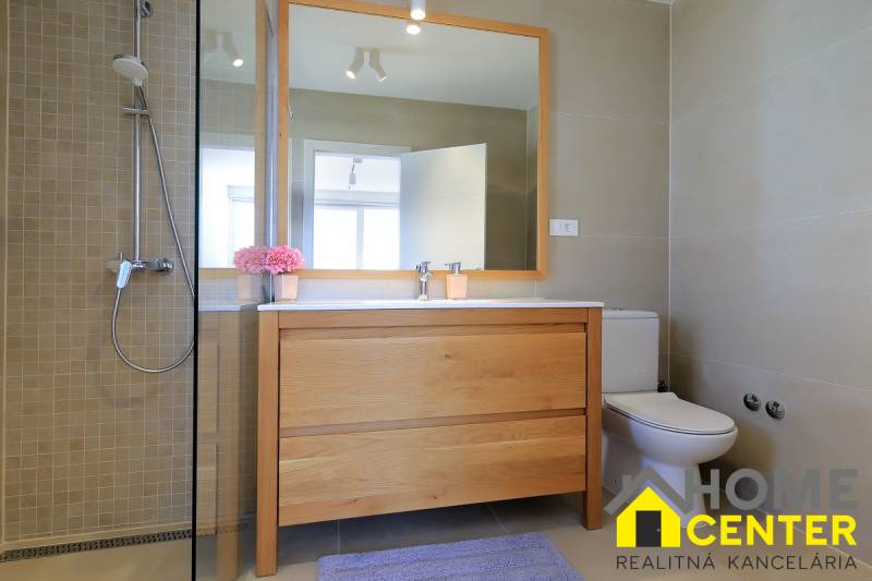 NA PREDAJ moderná vila /251 m²/ v atraktívnej lokalite, ostrov Krk - Kúpeľňa vo vile s dreveným dekorom, sprchou a umývadlom s veľkým zrkadlom.