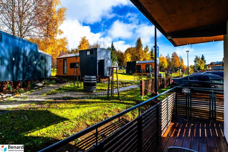 Na predaj krásny apartmám v Štrbe - Farebné domčeky v jesennom prostredí na Lúčnej ulici v Štrbe.