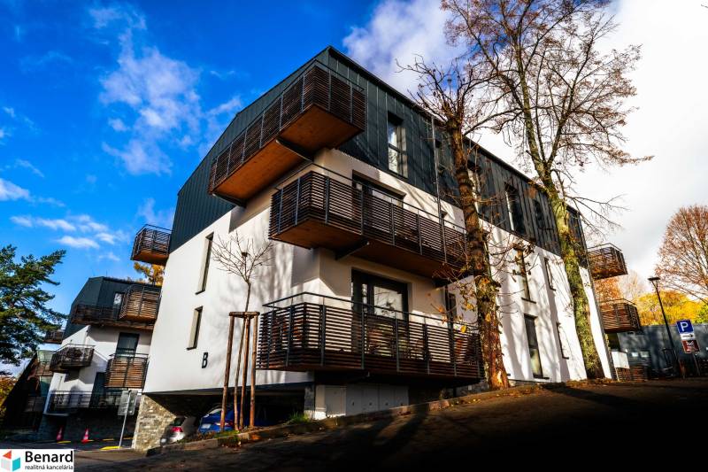 Na predaj krásny apartmám v Štrbe - Bytový komplex na Lúčnej ulici v Štrbe s balkónmi a parkovaním v peknom prostredí.