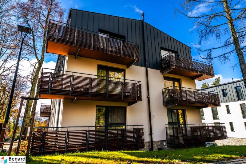 Na predaj krásny apartmám v Štrbe - Bytový dom na ulici Lúčna v Štrbe s modernými balkónmi a okolitou zeleňou.