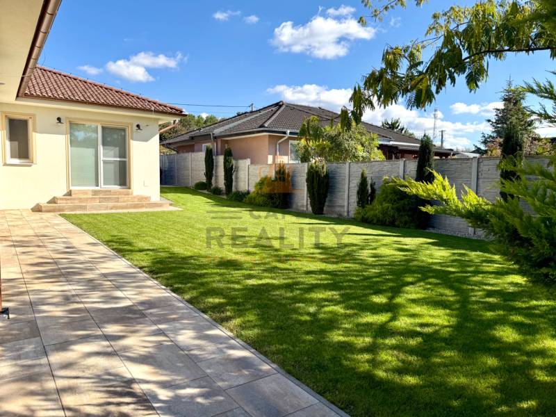 REZERVOVANÉ Na prenájom 4 izbový rodinný dom, Pata, ul. Pod Vinohradmi - Záhrada rodinného domu na ulici Pod vinohradami v Pate s trávnikom a terasou.