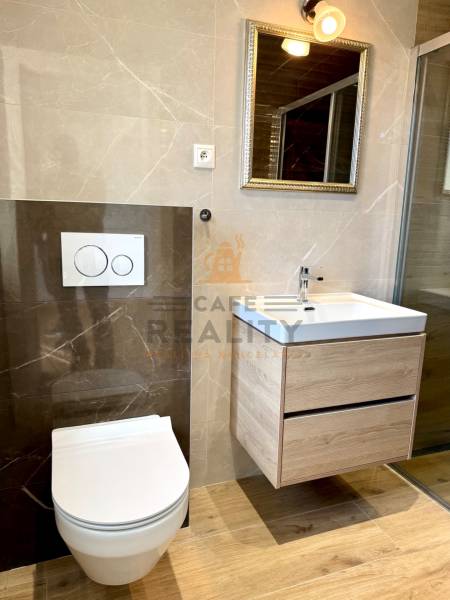 REZERVOVANÉ Na prenájom 4 izbový rodinný dom, Pata, ul. Pod Vinohradmi - Kúpeľňa s toaletou, zrkadlom a umývadlom, doplnená podlahou s dreveným dekorom.