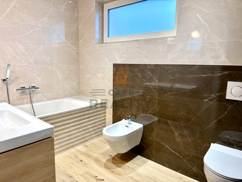 REZERVOVANÉ Na prenájom 4 izbový rodinný dom, Pata, ul. Pod Vinohradmi - Kúpeľňa v rodinnom dome s vaňou, umývadlom, bidetom a podlahou s dreveným dekorom.