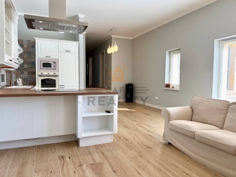 REZERVOVANÉ Na prenájom 4 izbový rodinný dom, Pata, ul. Pod Vinohradmi - Kuchyňa v rodinnom dome s podlahou s dreveným dekorom a pohodlným gaučom.