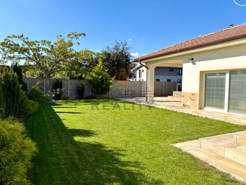 REZERVOVANÉ Na prenájom 4 izbový rodinný dom, Pata, ul. Pod Vinohradmi - Rodinný dom na ulici Pod vinohradami v Pate s udržiavanou záhradou a terasou.