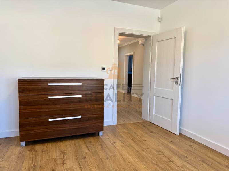 REZERVOVANÉ Na prenájom 4 izbový rodinný dom, Pata, ul. Pod Vinohradmi - Izba v rodinnom dome s komodou a podlahou s dreveným dekorom.