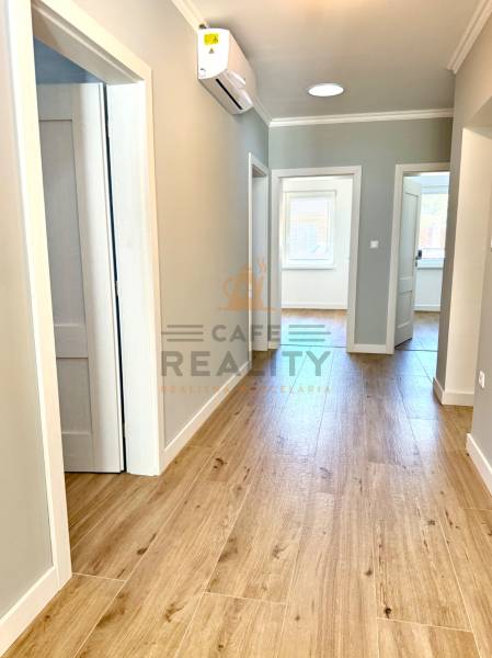 REZERVOVANÉ Na prenájom 4 izbový rodinný dom, Pata, ul. Pod Vinohradmi - Chodba v rodinnom dome s podlahou s dreveným dekorom a klimatizáciou.