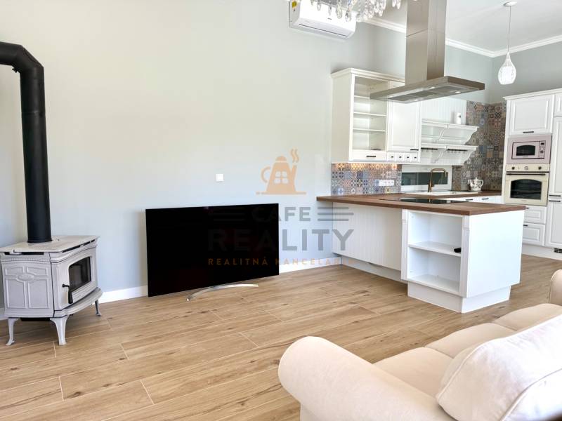 REZERVOVANÉ Na prenájom 4 izbový rodinný dom, Pata, ul. Pod Vinohradmi - Rodinný dom s kuchyňou, kachľami a podlahou s dreveným dekorom.