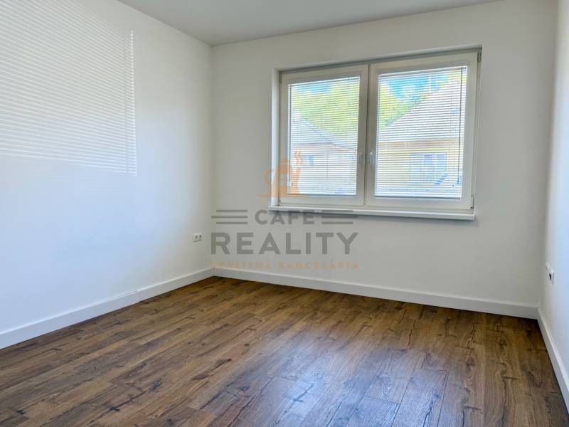 REZERVOVANÉ Na prenájom 4 izbový rodinný dom, Pata, ul. Pod Vinohradmi - Izba v rodinnom dome s bielymi stenami a podlahou s dreveným dekorom.