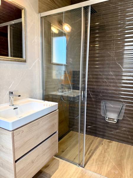 REZERVOVANÉ Na prenájom 4 izbový rodinný dom, Pata, ul. Pod Vinohradmi - Kúpeľňa v rodinnom dome s umývadlom, sprchou a podlahou s dreveným dekorom.