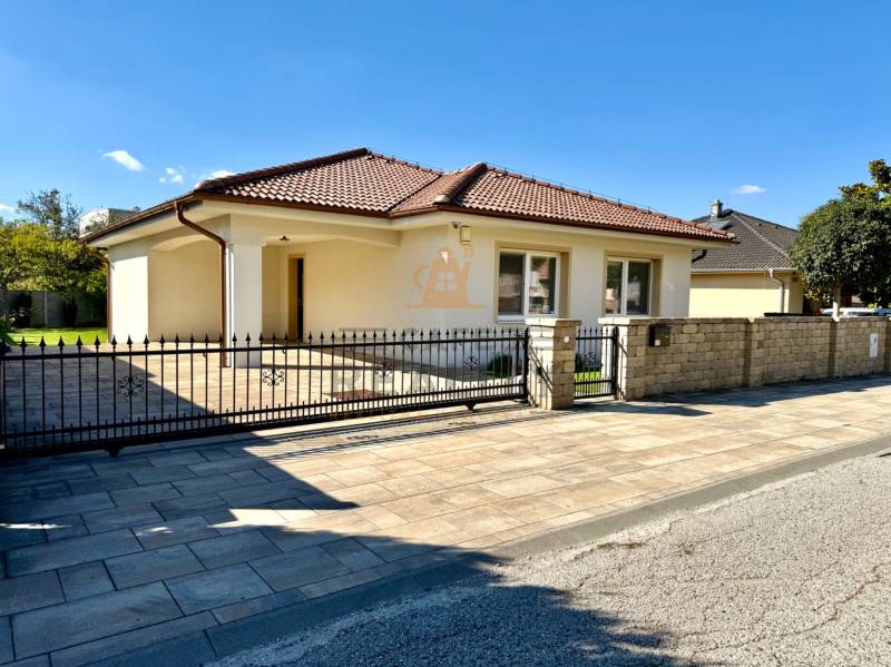 REZERVOVANÉ Na prenájom 4 izbový rodinný dom, Pata, ul. Pod Vinohradmi - Rodinný dom na ulici Pod vinohradami v Pate s terasou a predzáhradkou.