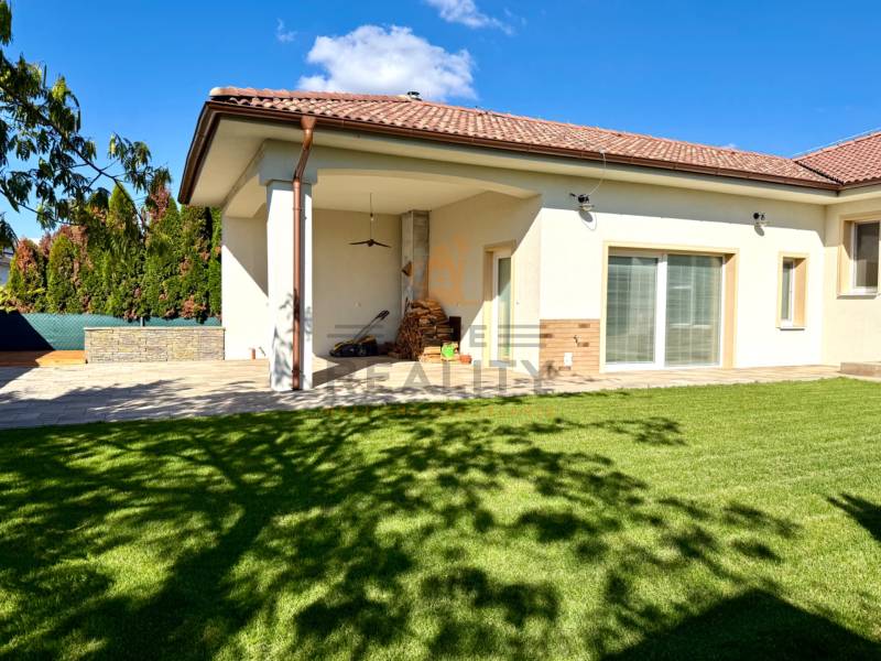 REZERVOVANÉ Na prenájom 4 izbový rodinný dom, Pata, ul. Pod Vinohradmi - Rodinný dom na ulici Pod vinohradami v Pate s terasou a udržiavaným trávnikom.