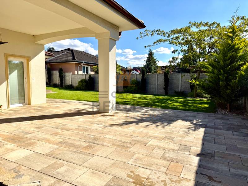 REZERVOVANÉ Na prenájom 4 izbový rodinný dom, Pata, ul. Pod Vinohradmi - Záhrada rodinného domu na ulici Pod vinohradami v Pate s vydláždenou terasou a trávnikom.