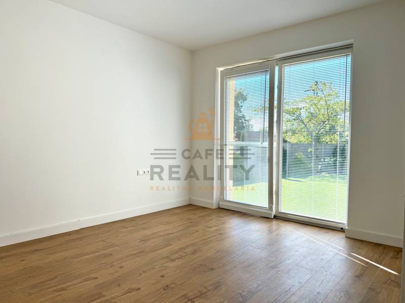 REZERVOVANÉ Na prenájom 4 izbový rodinný dom, Pata, ul. Pod Vinohradmi - Izba s podlahou s dreveným dekorom a veľkými oknami v rodinnom dome.