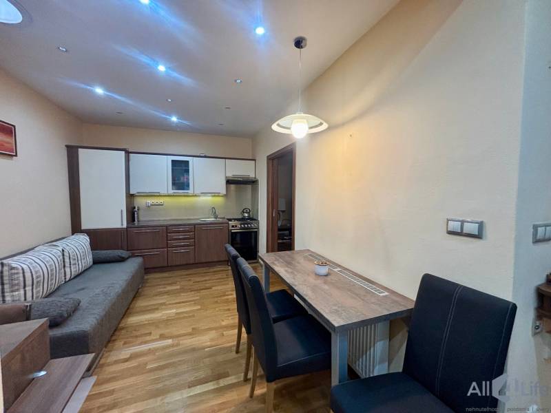 PRENÁJOM - Útulný 1-izbový domček na Hlbokej ulici - Kuchynský kút so stolovaním v 1-izbovom byte s podlahou s dreveným dekorom.