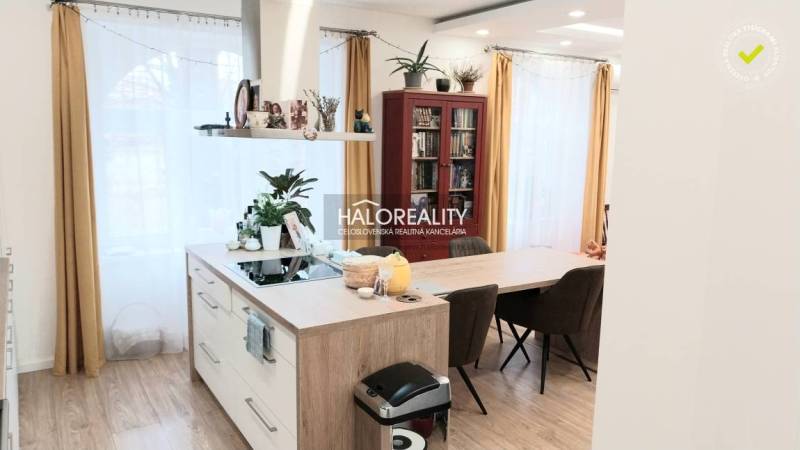 Predaj, trojizbový byt Komárno - Moderná kuchyňa v 3-izbovom byte s ostrou a podlahou s dreveným dekorom.