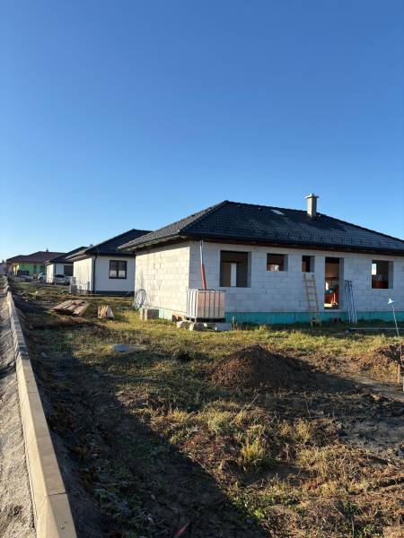 Ponúkame na predaj 4 izbový byt v rodinnom dome s pozemkom - Rozostavaný rodinný dom na ulici Vyšná Šebastová v Prešove za slnečného počasia.