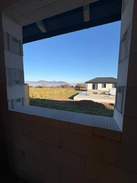 Ponúkame na predaj 4 izbový byt v rodinnom dome s pozemkom - Výhľad z rodinného domu vo Vyšnej Šebastovej na prírodu a susedný dom.