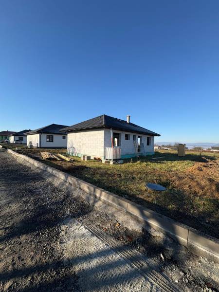 Ponúkame na predaj 4 izbový byt v rodinnom dome s pozemkom - Rodinný dom vo výstavbe na ulici Vyšná Šebastová v Prešove pod jasnou oblohou.