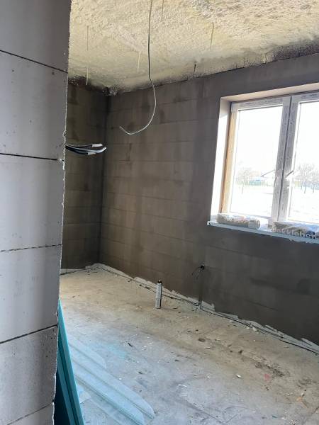 Ponúkame na predaj 4 izbový byt v rodinnom dome s pozemkom - Miestnosť vo výstavbe na ulici Vyšná Šebastová s pohľadom na Rodinný dom, okenné otvory.