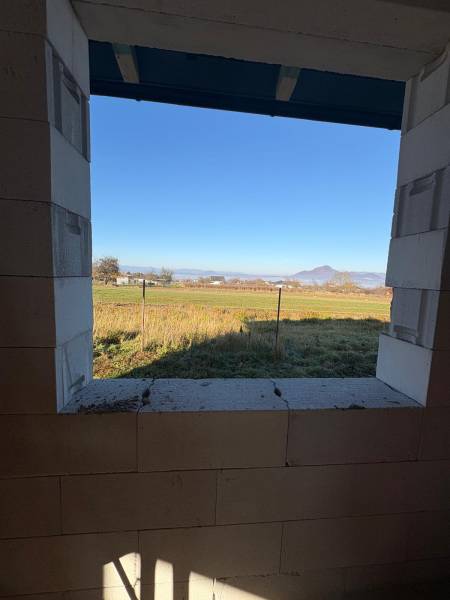 Ponúkame na predaj 4 izbový byt v rodinnom dome s pozemkom - Výhľad z okna v rodinnom dome na Vyšnej Šebastovej v Prešove.