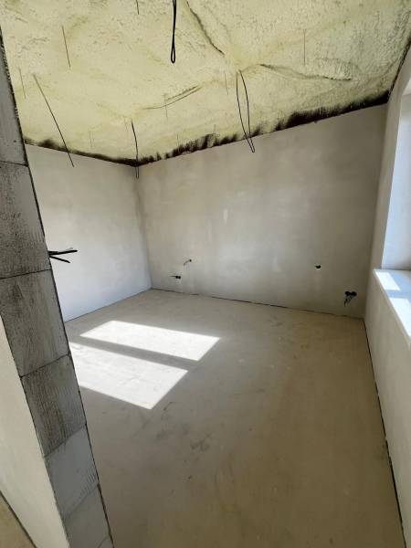 Ponúkame na predaj 4 izbový byt v rodinnom dome s pozemkom - Izolovaný strop v rodinnom dome na ulici Vyšná Šebastová. Svetlá izba s veľkým oknom.