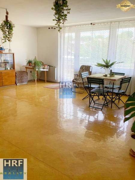 Na predaj rod. dom v obci Radošovce - Vieska, okr. Skalica. - Priestranná svetlá obývačka, podlaha s dreveným dekorom, nábytok a rastliny v rodinnom dome.