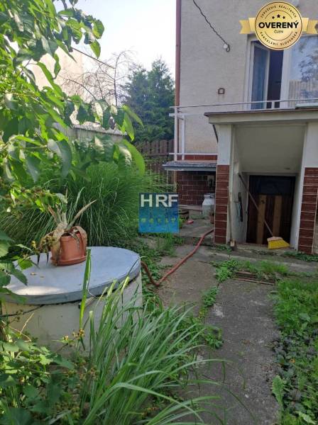 Na predaj rod. dom v obci Radošovce - Vieska, okr. Skalica. - Záhrada rodinného domu na Vieske v Radošovciach s prístreškom a bujnou vegetáciou.