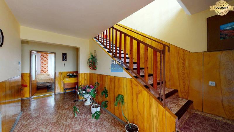 Na predaj rod. dom v obci Radošovce - Vieska, okr. Skalica. - Chodba s dreveným obložením, schodiskom a izbovými rastlinami v rodinnom dome.