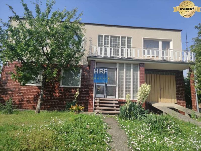 Na predaj rod. dom v obci Radošovce - Vieska, okr. Skalica. - Rodinný dom na ulici Vieska v Radošovciach s tehlovou fasádou a záhradou.