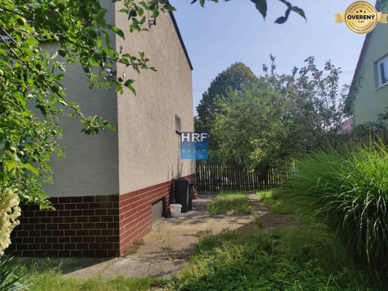 Na predaj rod. dom v obci Radošovce - Vieska, okr. Skalica. - Záhrada pri rodinnom dome na Vieske v Radošovciach s chodníkom a plotom.