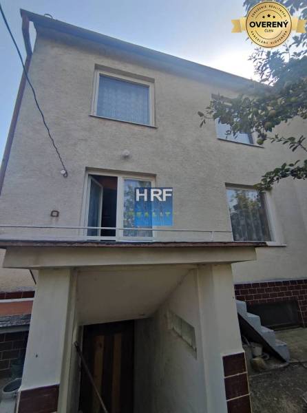 Na predaj rod. dom v obci Radošovce - Vieska, okr. Skalica. - Rodinný dom v Radošovciach na Vieske s vonkajším schodiskom a bielou fasádou.