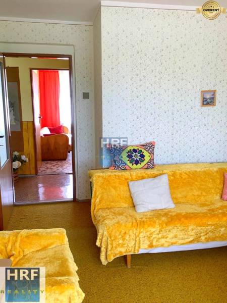 Na predaj rod. dom v obci Radošovce - Vieska, okr. Skalica. - Obývacia izba v rodinnom dome s farebnými dekami a polstrovaním na sedačkách.