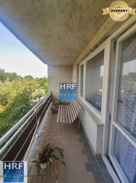 Na predaj rod. dom v obci Radošovce - Vieska, okr. Skalica. - Balkón rodinného domu s drevenou lavicou, rastlinou a výhľadom na záhradu v Radošovciach.