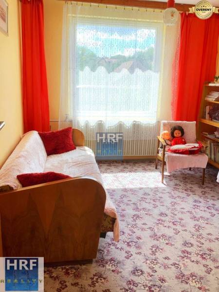 Na predaj rod. dom v obci Radošovce - Vieska, okr. Skalica. - Izba v Rodinnom dome s kvetovaným kobercom, pohovkou a poličkami.
