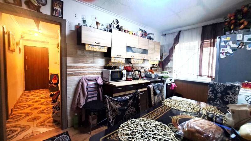 HD reality, Predaj 2-izbového bytu, Veľký Krtíš - Kuchyňa v 2-izbovom byte so svetlou podlahou s dreveným dekorom a bohatým zariadením.