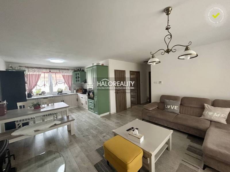 REZERVOVANÉ - Predaj, rodinný dom Malinová - NOVOSTA... - Obývačka v rodinnom dome so sedacou súpravou, stolom a kuchynskou linkou.