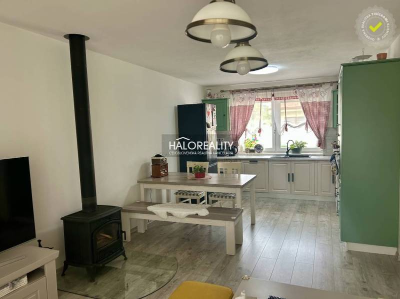 REZERVOVANÉ - Predaj, rodinný dom Malinová - NOVOSTA... - Interiér rodinného domu s kuchyňou, jedálenským stolom a kachľovou pecou.