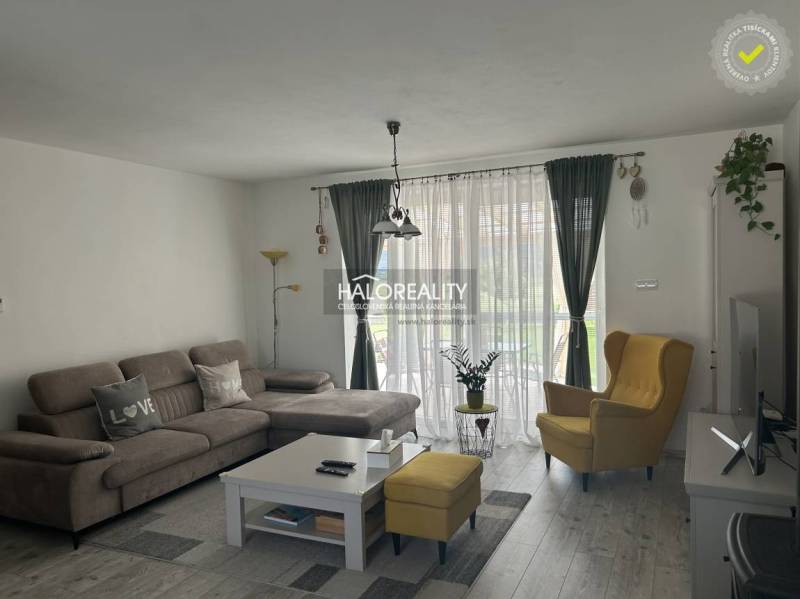 REZERVOVANÉ - Predaj, rodinný dom Malinová - NOVOSTA... - Obývacia izba v rodinnom dome s pohodlnou sedačkou a žltým kreslom.