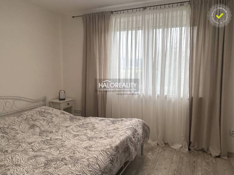 REZERVOVANÉ - Predaj, rodinný dom Malinová - NOVOSTA... - Spálňa s posteľou a závesmi v rodinnom dome, svetlá atmosféra.