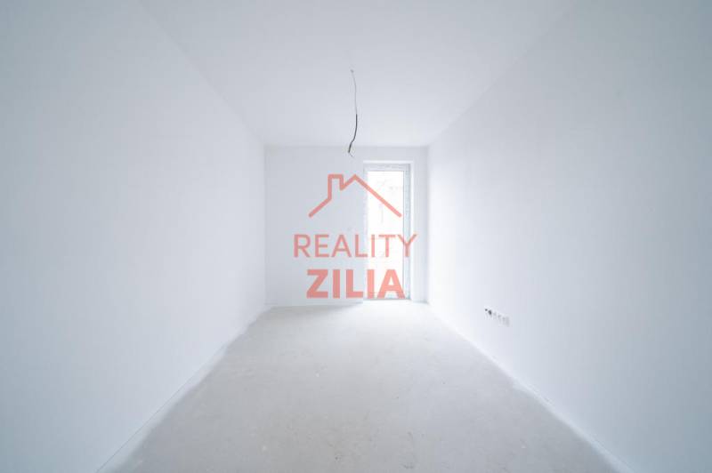 RODINNÝ DOM – dvojdom, na Ul. Ivana Braunera v Nitre - NOVOSTAVBA.  - Prázdny interiér s bielymi stenami a otvorenými dverami v rodinnom dome.