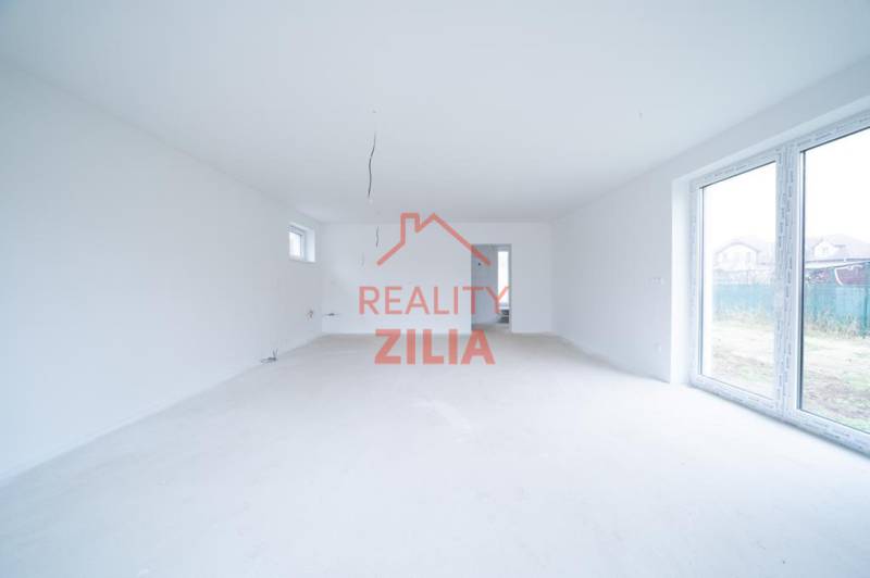 RODINNÝ DOM – dvojdom, na Ul. Ivana Braunera v Nitre - NOVOSTAVBA.  - Priestranná svetlá miestnosť v rodinnom dome s veľkými oknami.