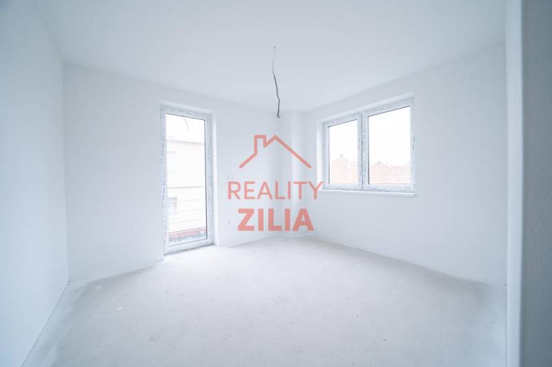 RODINNÝ DOM – dvojdom, na Ul. Ivana Braunera v Nitre - NOVOSTAVBA.  - Prázdna izba v rodinnom dome s bielymi stenami a veľkými oknami.