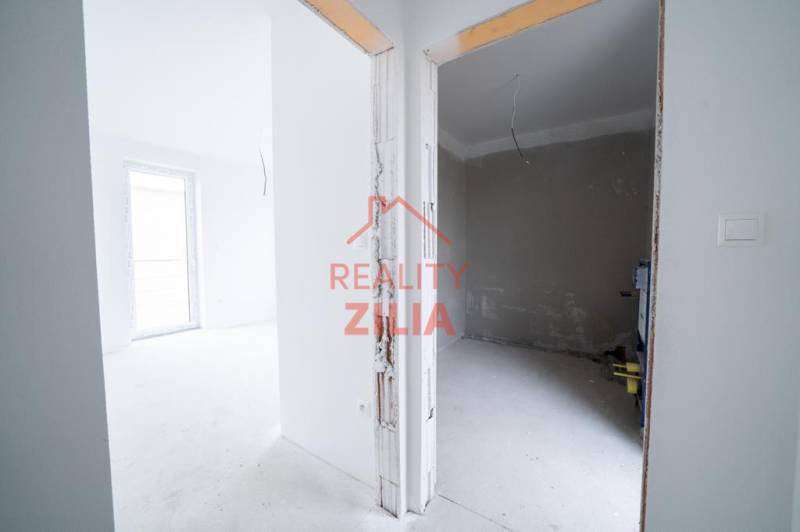 RODINNÝ DOM – dvojdom, na Ul. Ivana Braunera v Nitre - NOVOSTAVBA.  - Interiér rodinného domu s dvoma miestnosťami, pripravený na dokončenie.