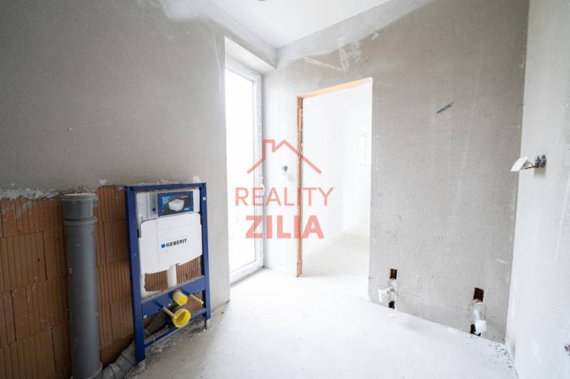 RODINNÝ DOM – dvojdom, na Ul. Ivana Braunera v Nitre - NOVOSTAVBA.  - Interiér rodinného domu s inštalačným systémom a omietnutými stenami pripravený na dokončenie.